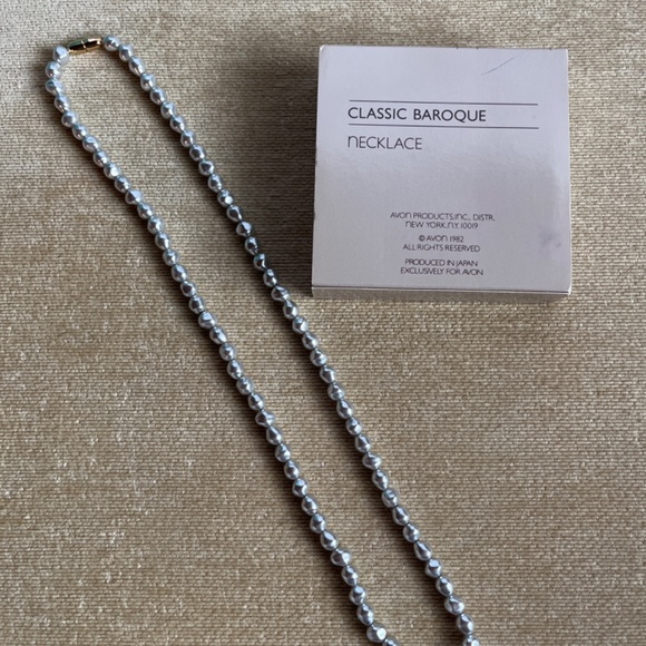 VINTAGE (1982) AVON CLASSIC BAROQUE NECKLACE - Picture 3 of 3